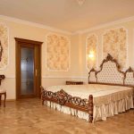 Camera da letto in stile classico con disposizione simmetrica dei mobili