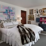 Camera da letto Shabby Chic con una cassettiera insolita