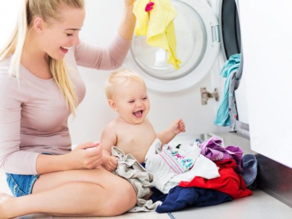 Lavare i vestiti dei bambini