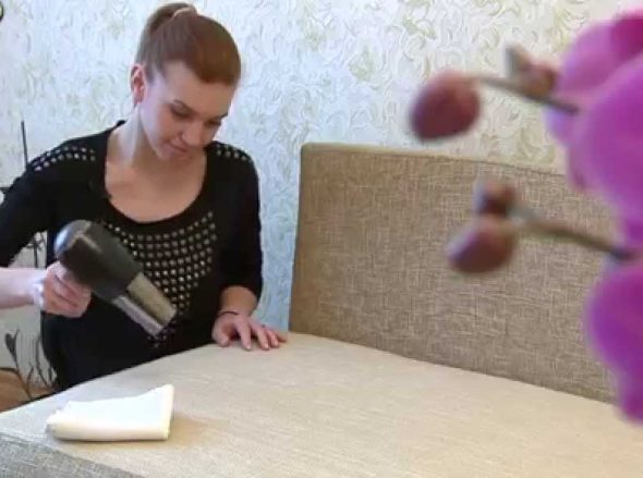 Sécher un canapé avec un sèche-cheveux