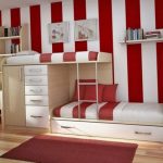 Letto a castello leggero in una stanza con pareti a contrasto