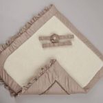 Coperta in pelle di pecora marrone chiaro per l'inverno