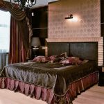 Copriletto scuro per camera da letto nei toni del bordeaux e del marrone