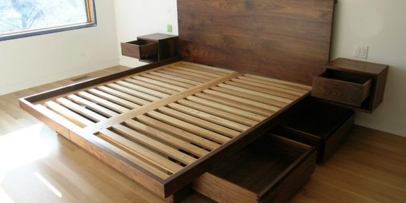 Letto con doghe di legno