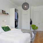 Una comoda piccola camera da letto con mobili ben scelti