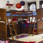 Letto angolare per tre bambini su due livelli