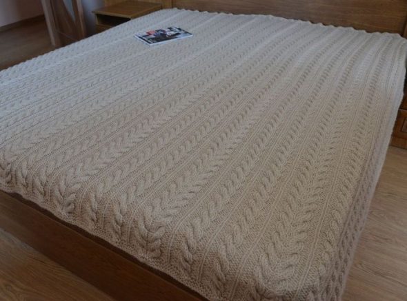 Coperta con ferri da maglia