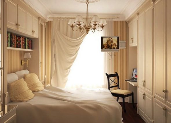 Letto in una camera da letto stretta