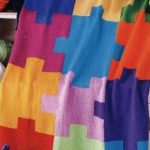 Coperta lavorata a maglia puzzle multicolori