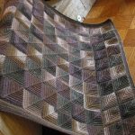 Coperta lavorata a maglia con motivo ripetuto