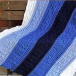 Coperta lavorata a maglia a righe con motivi multicolori