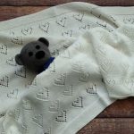 Coperta lavorata a maglia con cuori per neonato