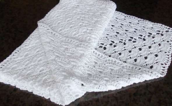 Coperta traforata lavorata a maglia