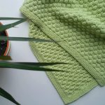 Coperta verde con insolito motivo a maglia
