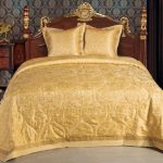 Copriletto trapuntato giallo in stile vintage