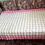 Coperta a forma di caramella bianca e rosa per un divano grande
