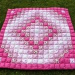 Coperta patchwork bianca e rosa con diamanti