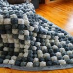 Ampia coperta bianca e grigia a forma di caramella per un letto grande o un divano