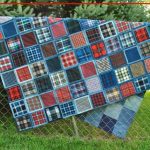 Coperta grande e resistente in jeans e quadrati multicolori per la dacia