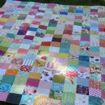 Una grande e bella coperta fatta di toppe multicolori