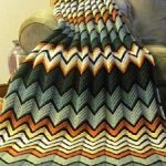 Ampia e luminosa coperta a zigzag realizzata in filato multicolore