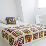 Grande coperta da letto quadrata con motivo floreale all'uncinetto