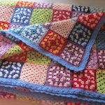 Ampia coperta ariosa realizzata in filato multicolore