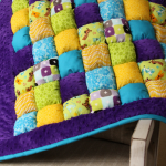 Copertina per neonati stampata a forma di caramella con fascia viola in peluche