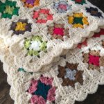 Motivi floreali su base bianca: una meravigliosa combinazione di colori per una coperta