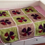 Coperta floreale all'uncinetto con motivi triangolari
