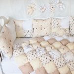 Coperta e cuscini per neonati fatti a mano con bonbon, in beige