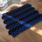Tappeto all'uncinetto bicolore con fiori