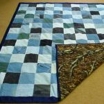 Coperta patchwork double-face realizzata in denim e tessuto di scarto