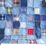 Coperta patchwork in denim con frange