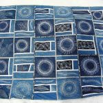 Copriletto patchwork in denim con ornamenti e ricami
