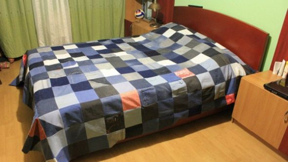 Quadrati di un colore diverso sul copriletto
