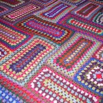 Interessanti frammenti di coperte patchwork rettangolari realizzate con fili