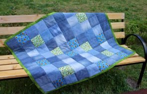 Tappeti realizzati con pezzi colorati di vecchi jeans