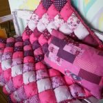 Bellissima coperta morbida nei toni del rosa per una panca da esterno