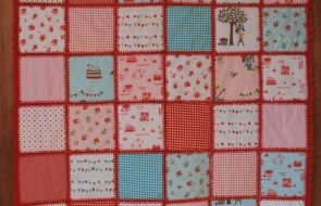 Bellissima coperta patchwork con disegni originali dei bambini