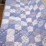 Bellissima trapunta patchwork fai da te in blu e bianco