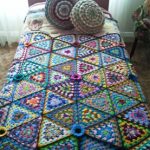 Bellissimo plaid realizzato con triangoli lavorati all'uncinetto