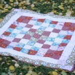 Coperta quadrata con disegni floreali fatti a mano