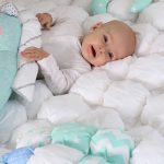 Una coperta leggera e ariosa a forma di caramella è perfetta per la culla di un bambino