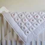 Copriletto bianco leggero e arioso con quadrati di caramelle