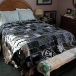 Una coperta patchwork realizzata con quadrati di denim sembra originale