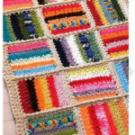 Piccola coperta-copriletto realizzata con strisce colorate e luminose