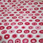 Esagoni rosa lampone su sfondo bianco