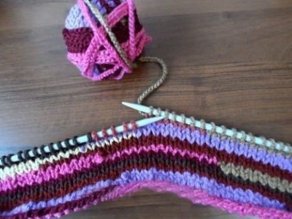 Tappeto lavorato a maglia in diversi colori