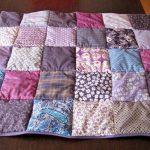 Una piccola coperta fatta di toppe colorate